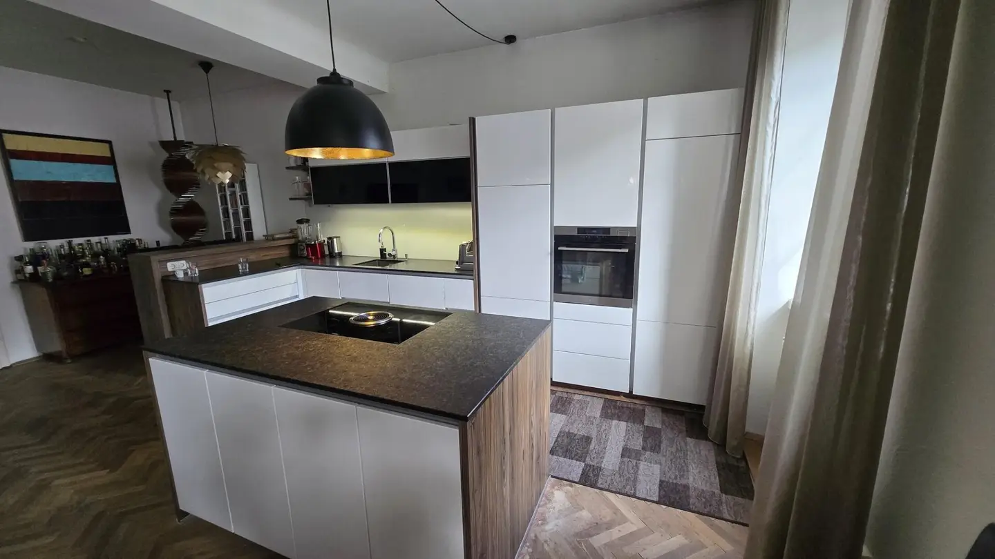 Stilvolles Ambiente: 3-Zimmer-Maisonettwohnung mit möblierter Küche und Terrasse im Zentrum von Schärding
