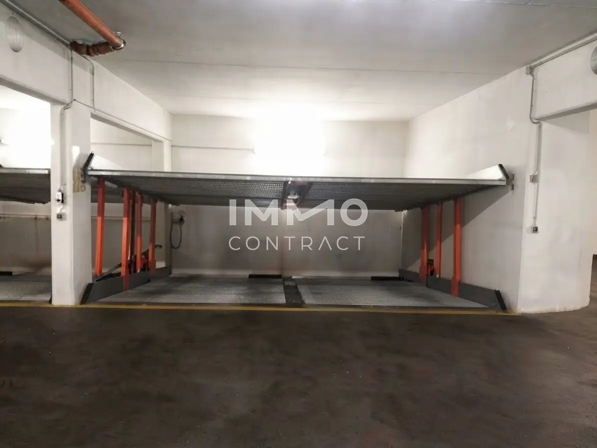 Stacked parking in Marienstraße12 (lower platform)