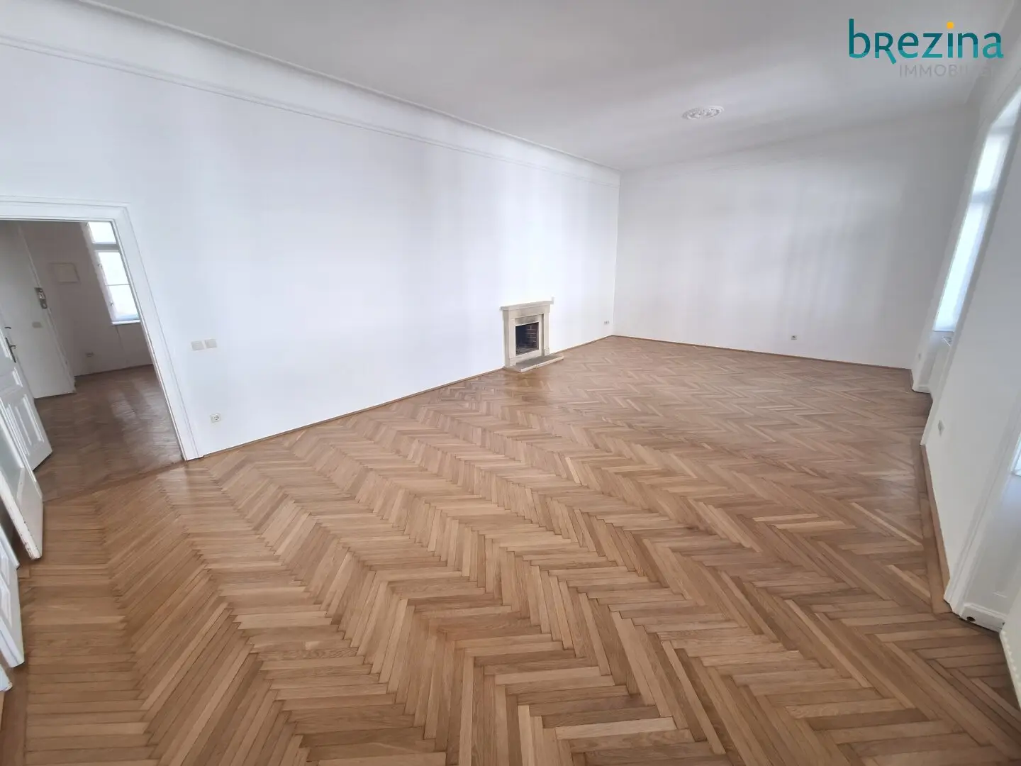 Old building apartment on the 2nd floor with elevator unlimited near Ungargasse