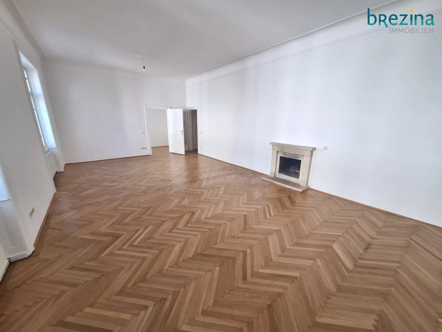 Old building apartment on the 2nd floor with elevator unlimited near Ungargasse