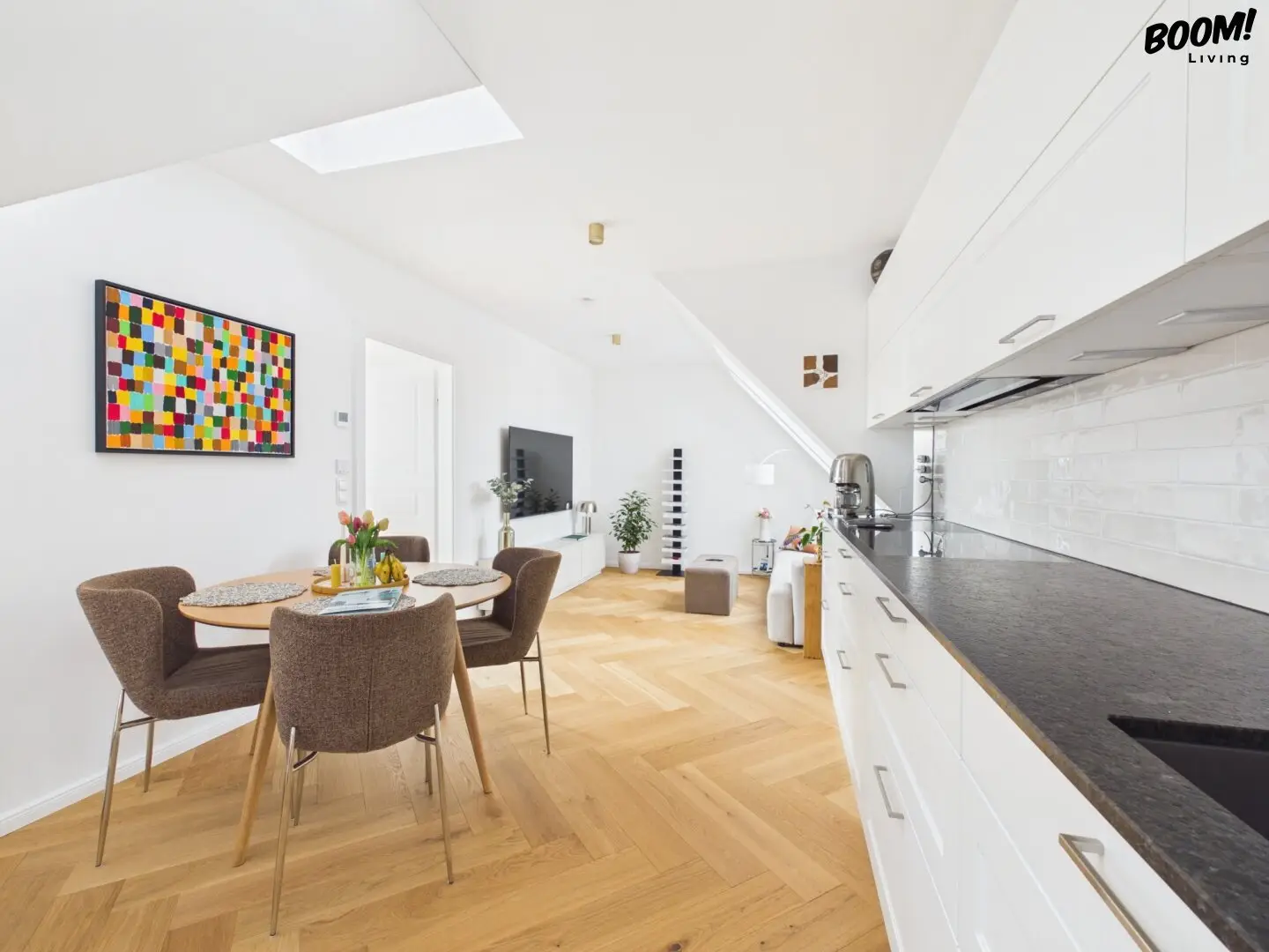 Living above the roofs of Vienna – Attic apartment with spacious roof terrace