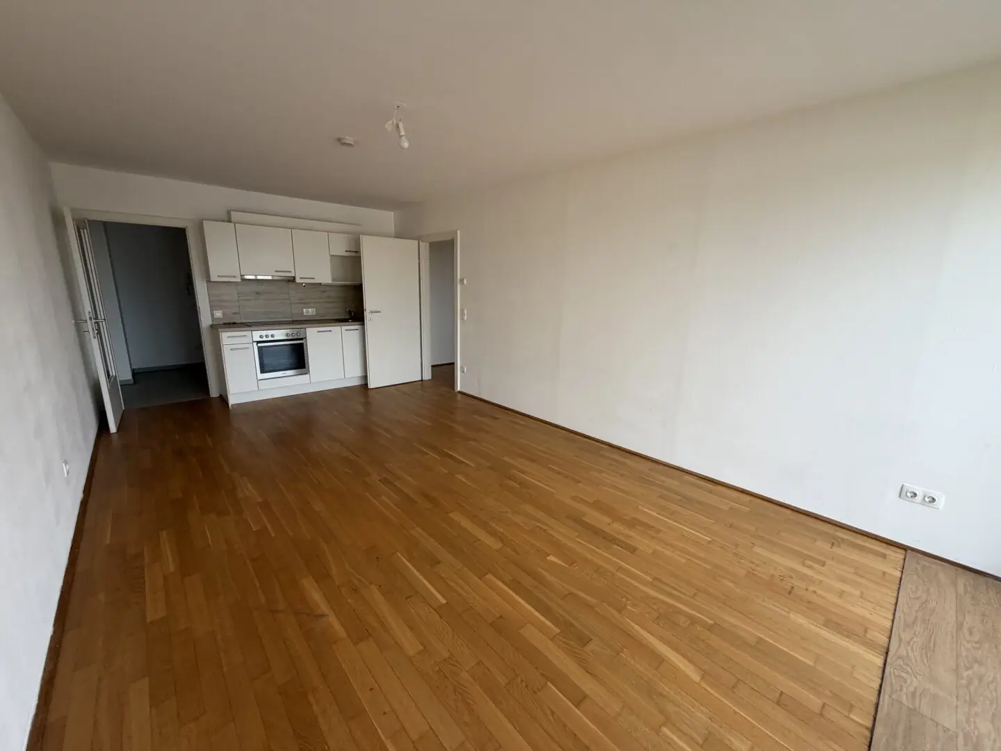 Günstige 2 Zimmerwohnung mit ruhigem Balkon mit Traumaussicht! Unbefristet!
