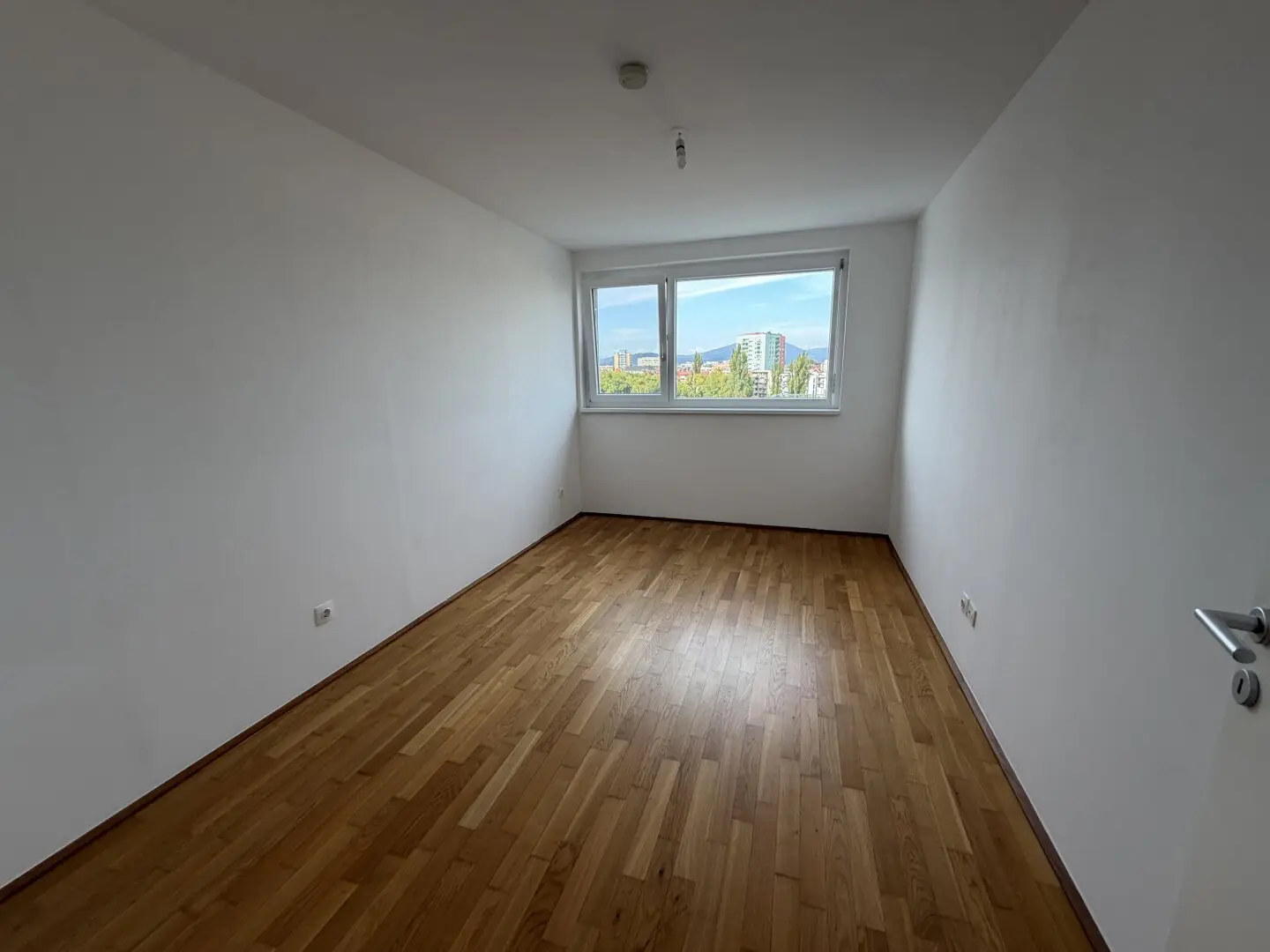 Günstige 2 Zimmerwohnung mit ruhigem Balkon mit Traumaussicht! Unbefristet!
