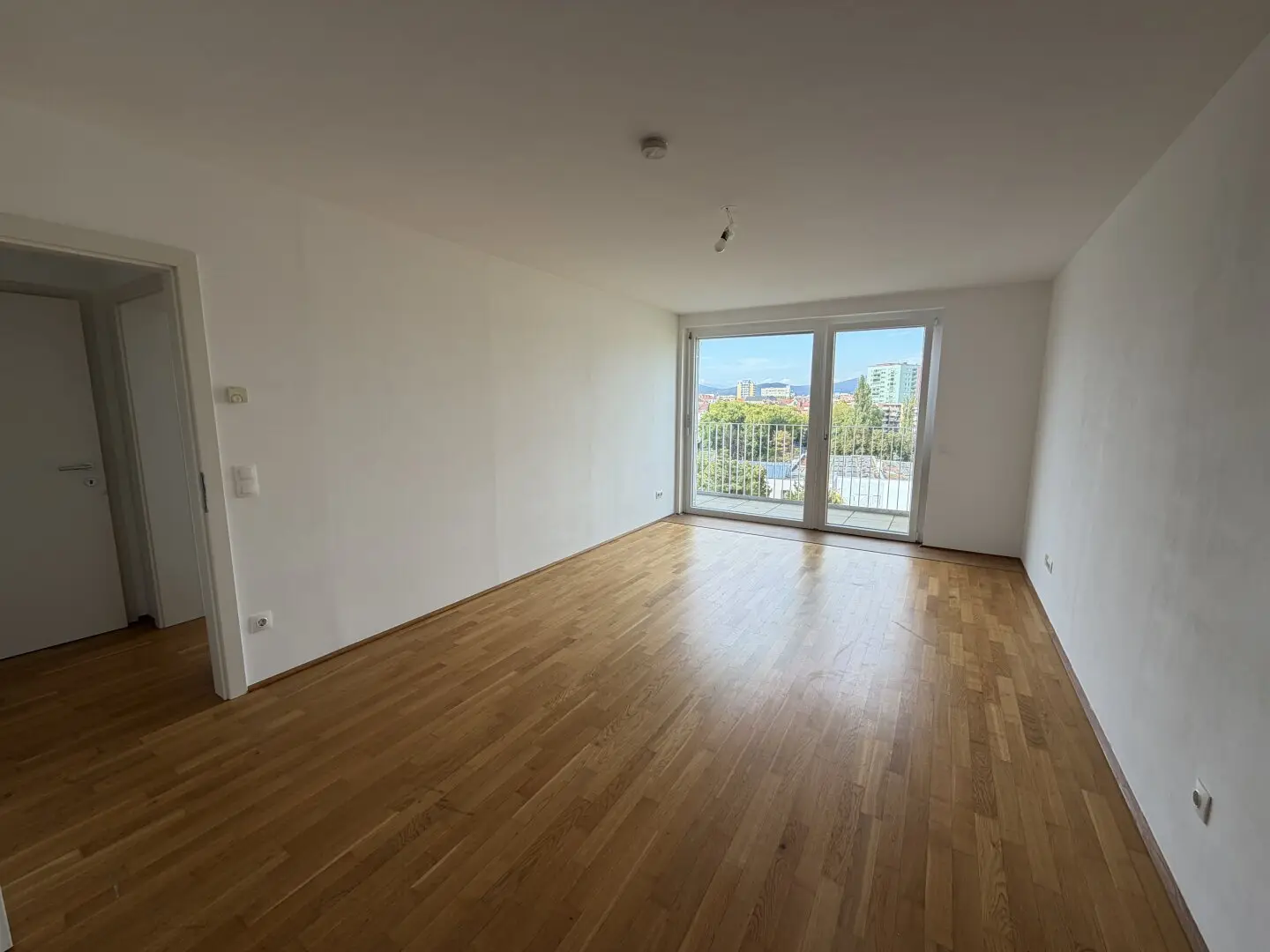 Günstige 2 Zimmerwohnung mit ruhigem Balkon mit Traumaussicht! Unbefristet!