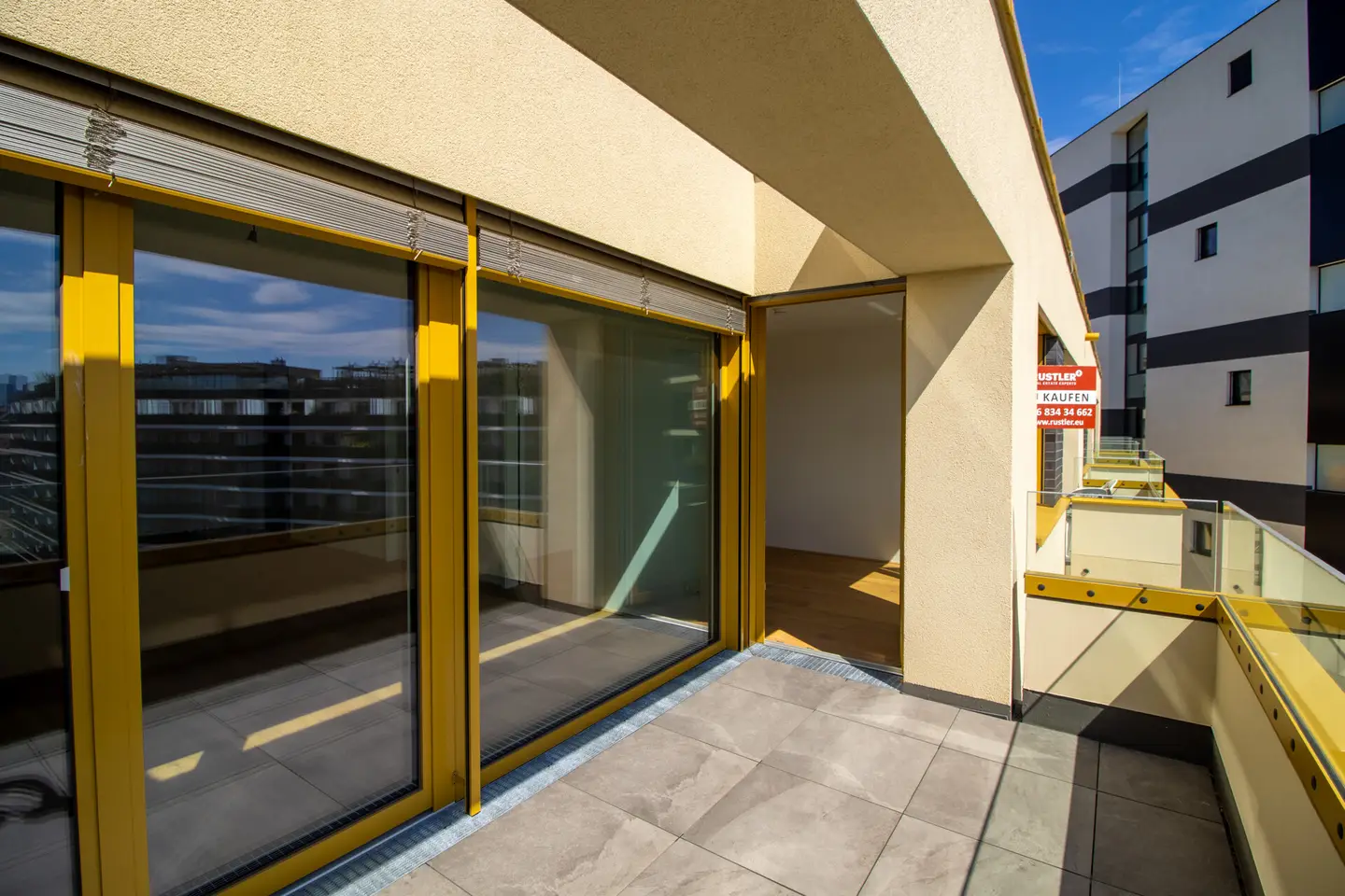 Bright penthouse near central station