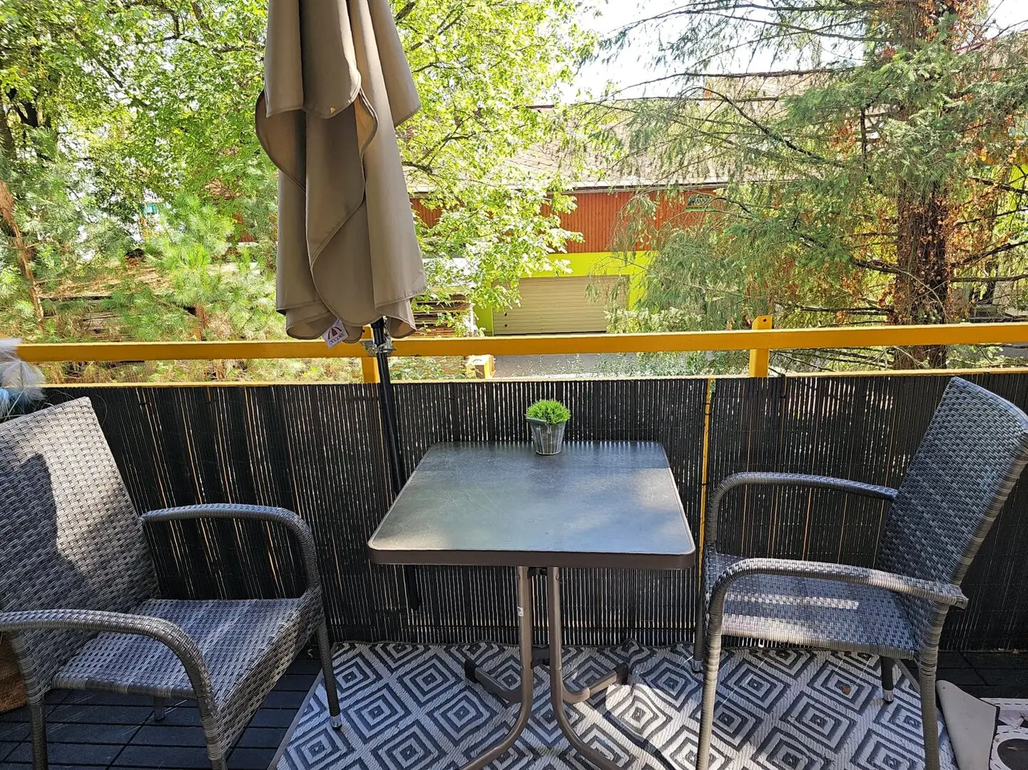 Nähe UKH: Wunderschöne 4 Zimmer-Küche -Wohnung inklusive Balkon  und TG-Platz!