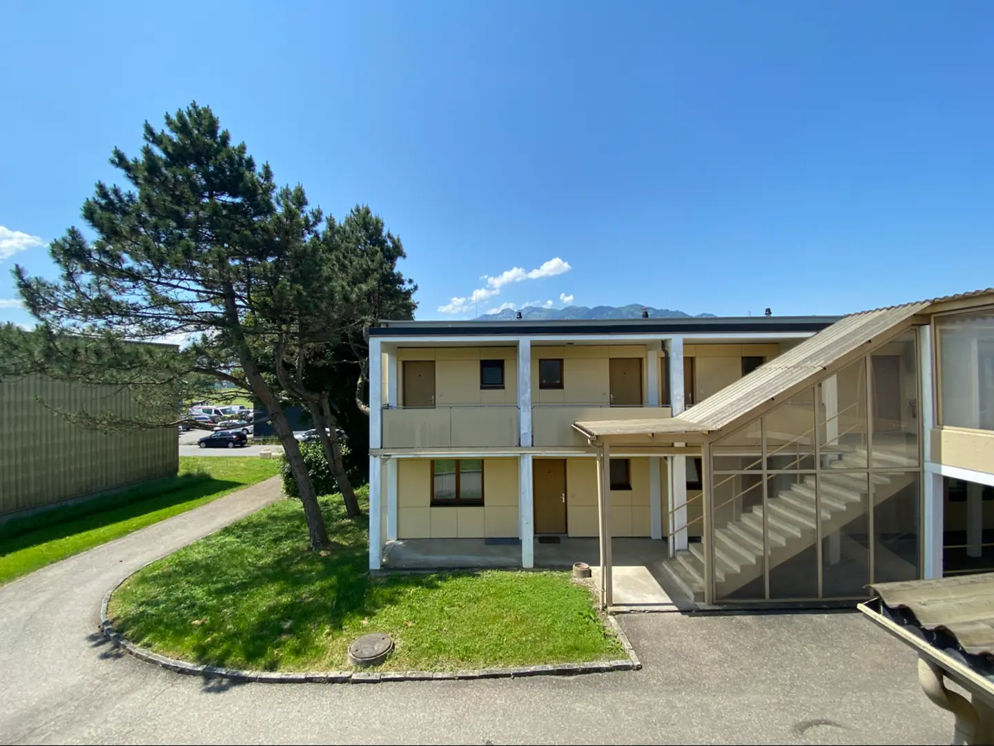 Well connected apartment with two balconies