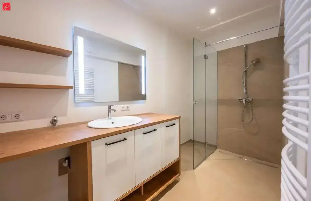 First occupancy after complete renovation – only 2 minutes to the University!