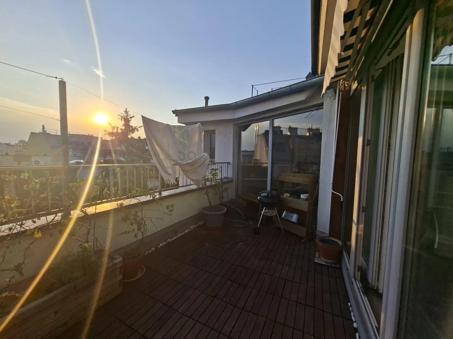 Bright Dachgeschosswohnung with large terrace and green view