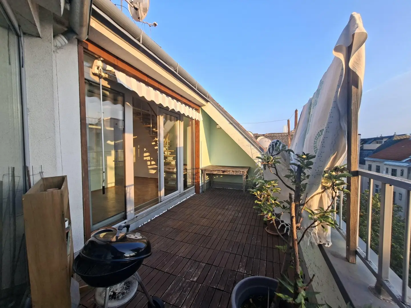 Bright Dachgeschosswohnung with large terrace and green view