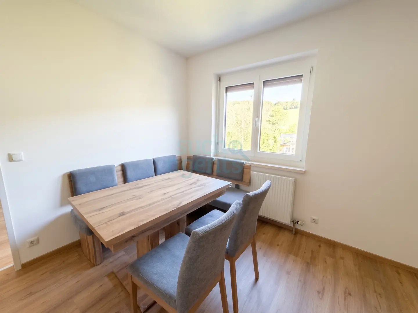 Modernisierte Dachgeschosswohnung mit Garage und Bergblick