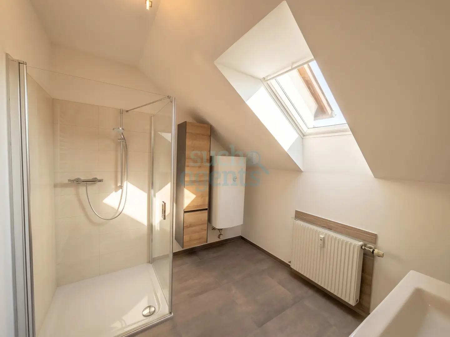Modernisierte Dachgeschosswohnung mit Garage und Bergblick