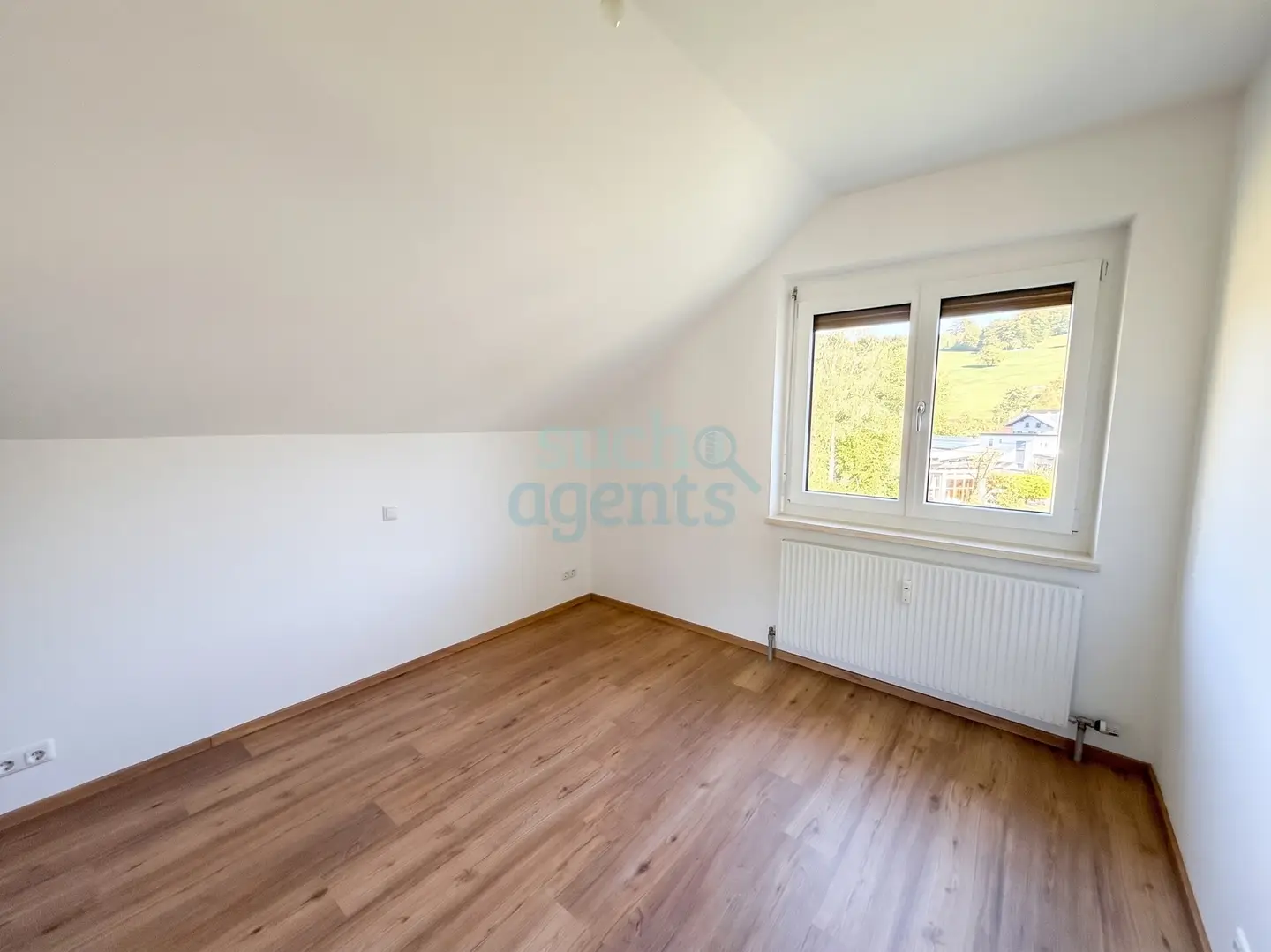 Modernisierte Dachgeschosswohnung mit Garage und Bergblick
