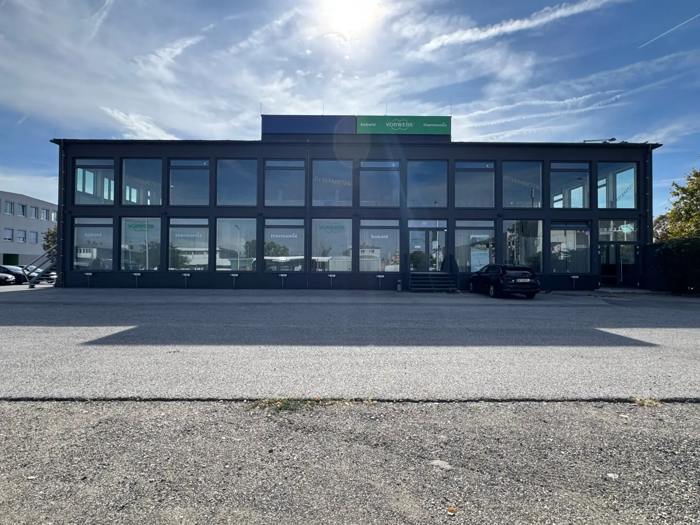 "ERSTKLASSIGE 402m2 SCHAUFLÄCHEN UND BÜRORÄUMLICHKEITEN"
