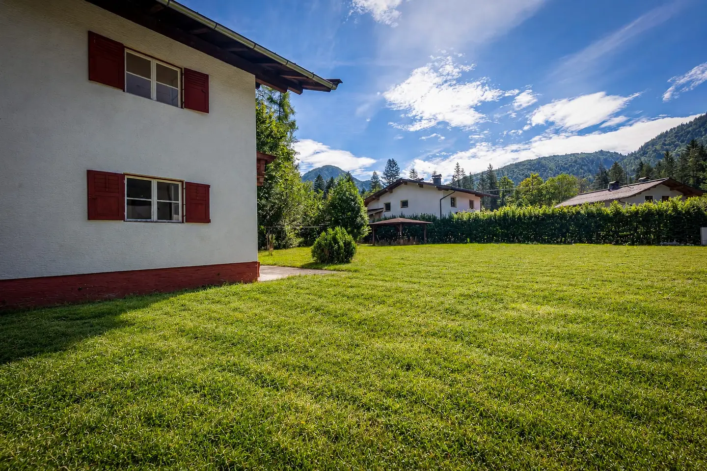 Ruhig am Golfplatz gelegen familienwohnung mit großem Grundstück