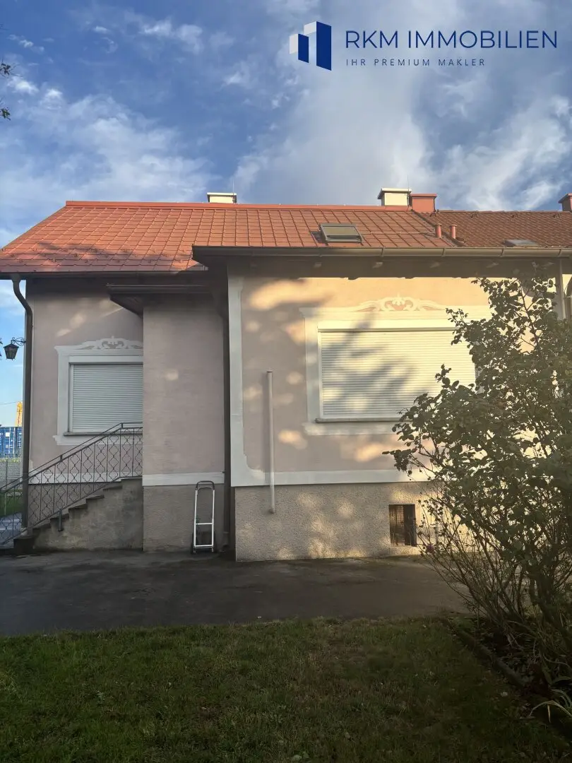 Spacious 6-room detached house with garden and garage in Bruck an der Leitha at a top price of € 449,000.00