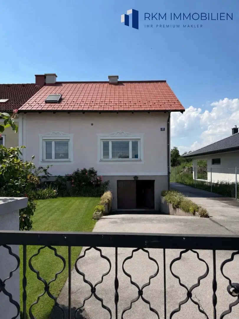 Spacious 6-room detached house with garden and garage in Bruck an der Leitha at a top price of € 449,000.00