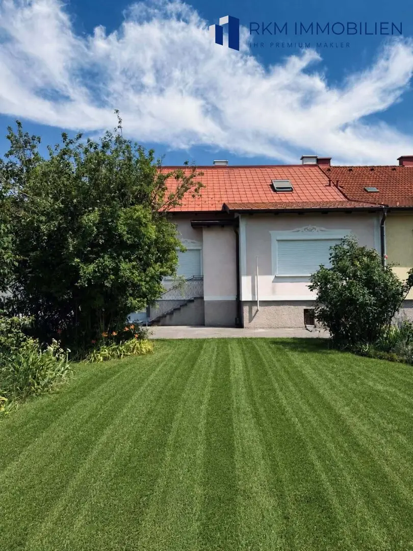 Spacious 6-room detached house with garden and garage in Bruck an der Leitha at a top price of € 449,000.00