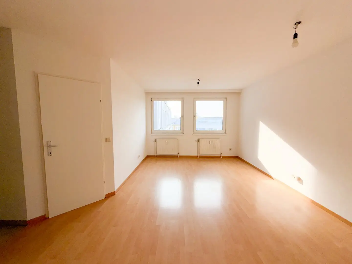 Near Matzleinsdorfer Platz and future U2: 2 rooms on the 8th floor with elevator