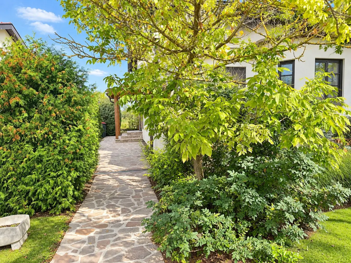 Großes gepflegtes Einfamilienhaus mit 156 m2, Keller, Carport, in ruhiger Sackgasse.