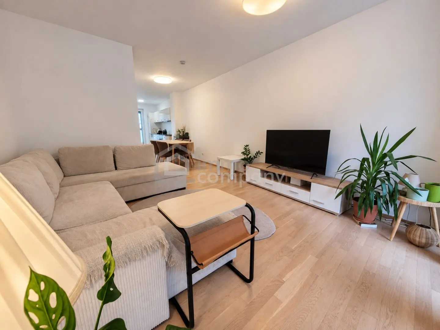 In the middle of Linz - View of greenery – Apartment with underground parking space and 2 loggias to fall in love with