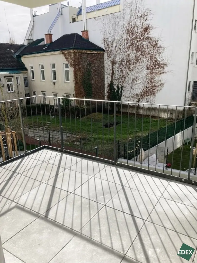 With 8 m² balcony: Bright 2-room apartment directly next to the U3 I LIVING IN SANKT-GOTTHARD