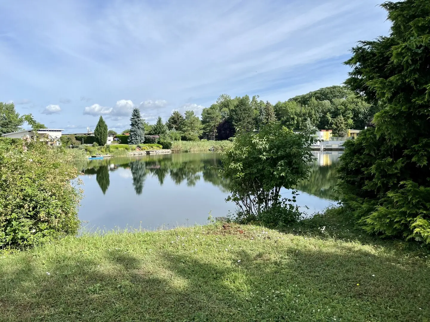 Own land! Tranquil oasis 15 minutes from Vienna: Bungalow at bathing lake, habitable year-round