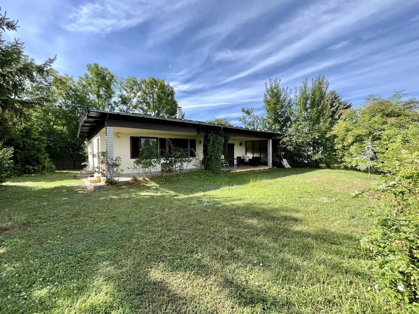 Own land! Tranquil oasis 15 minutes from Vienna: Bungalow at bathing lake, habitable year-round