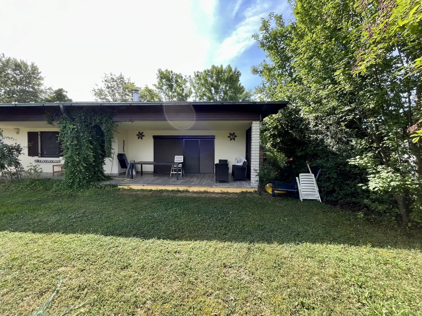 Own land! Tranquil oasis 15 minutes from Vienna: Bungalow at bathing lake, habitable year-round