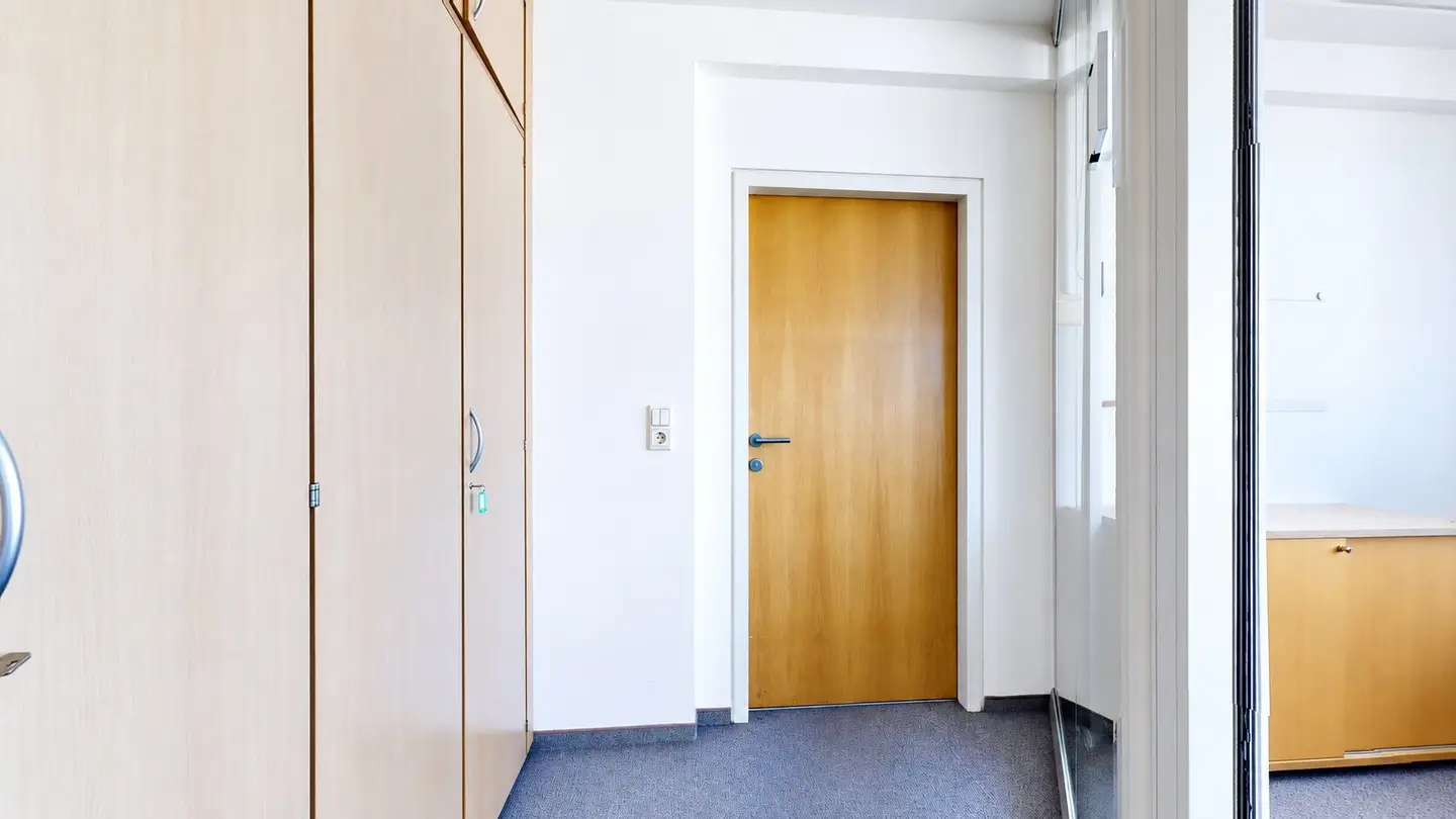 Three offices with parking in Klagenfurt – conference area optional