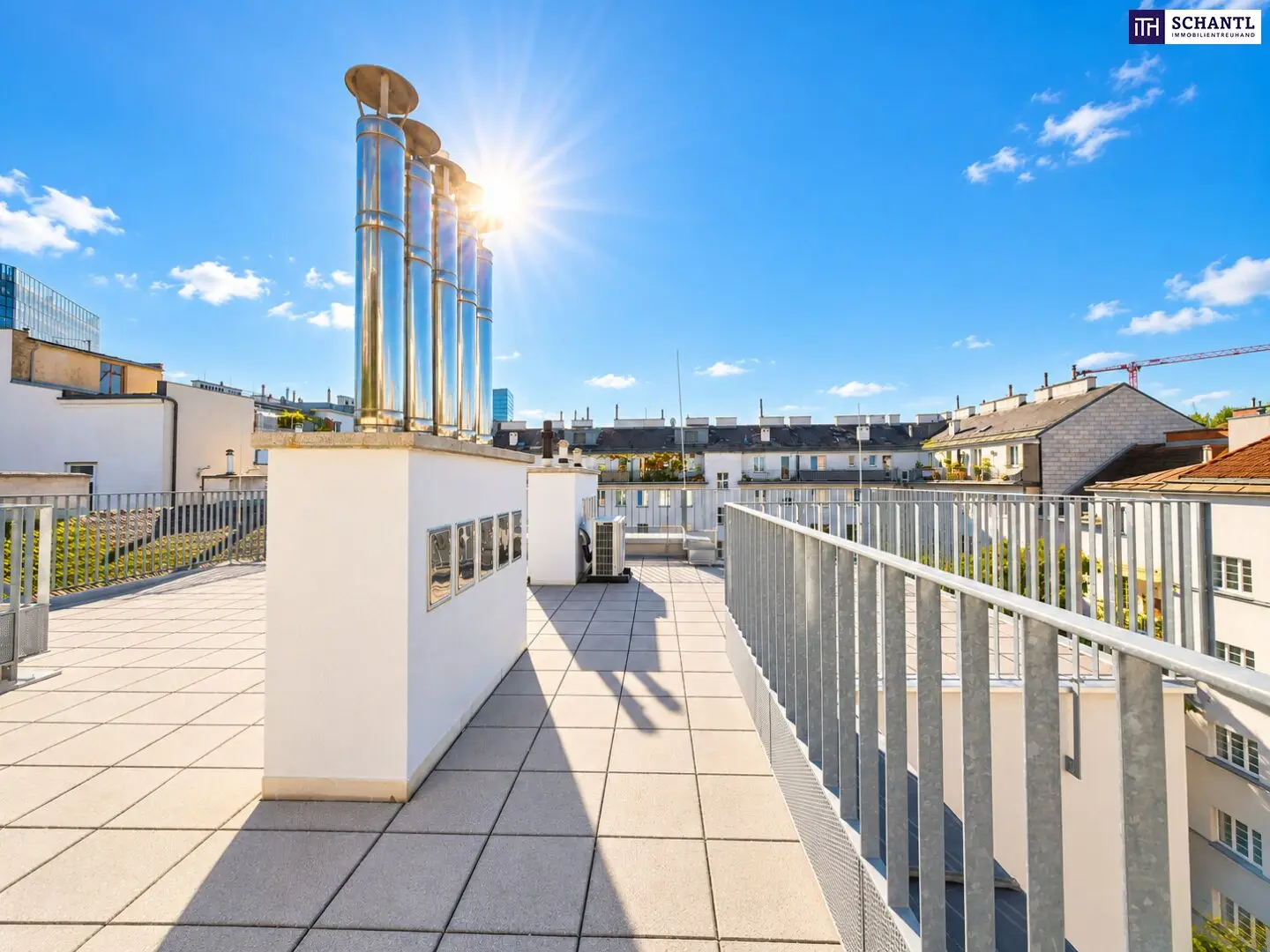 Über den Dächern Wiens | Helles 3-Zimmer-Dachgeschoss mit rund 67 m² Dachterrasse – jetzt entdecken!