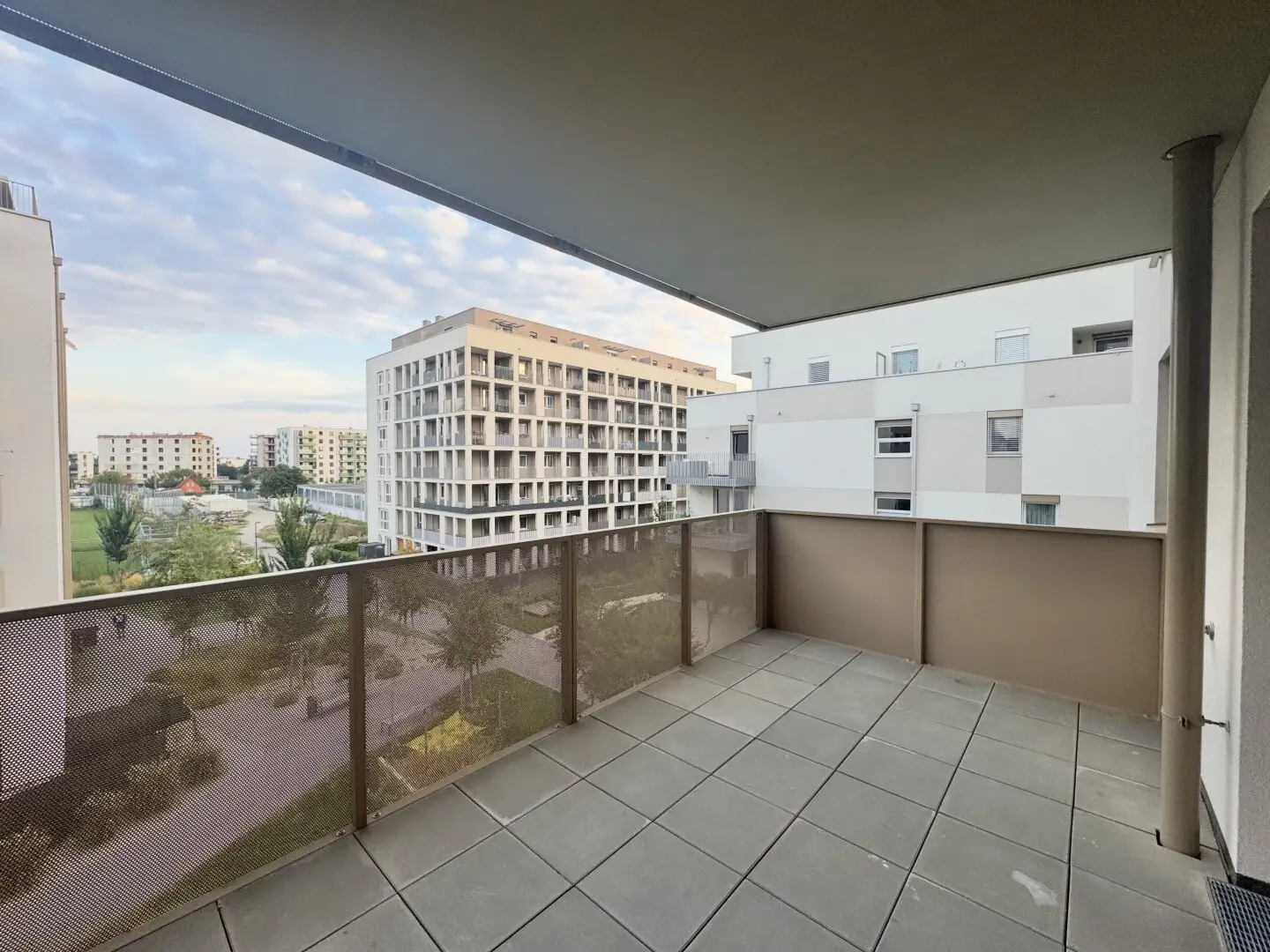 In quiet location near U1 Kagraner Platz