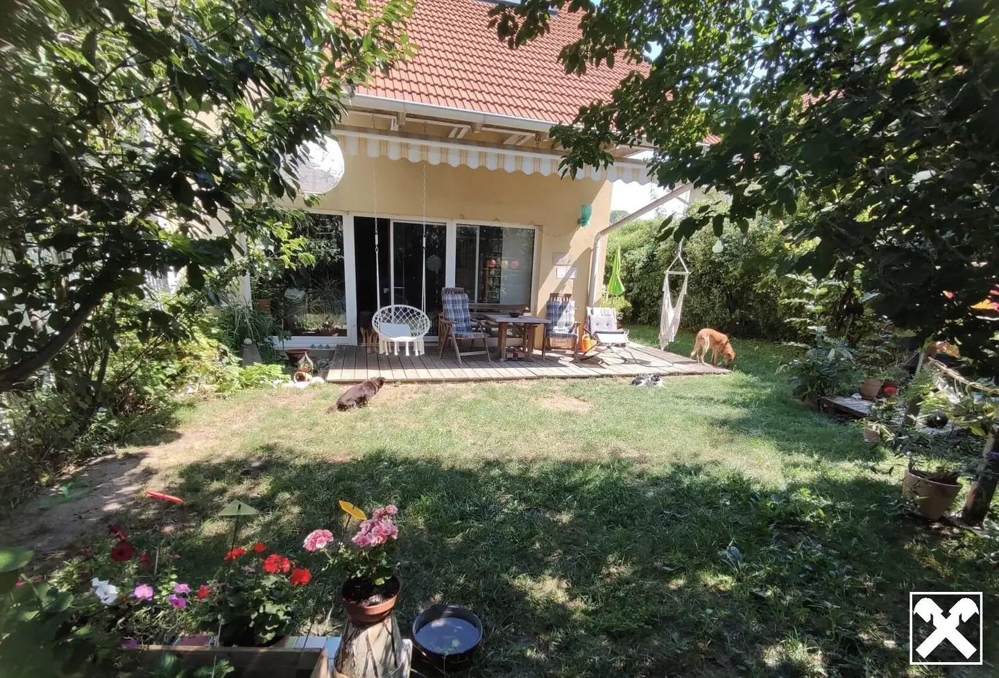 Family apartment with large garden in peaceful green setting