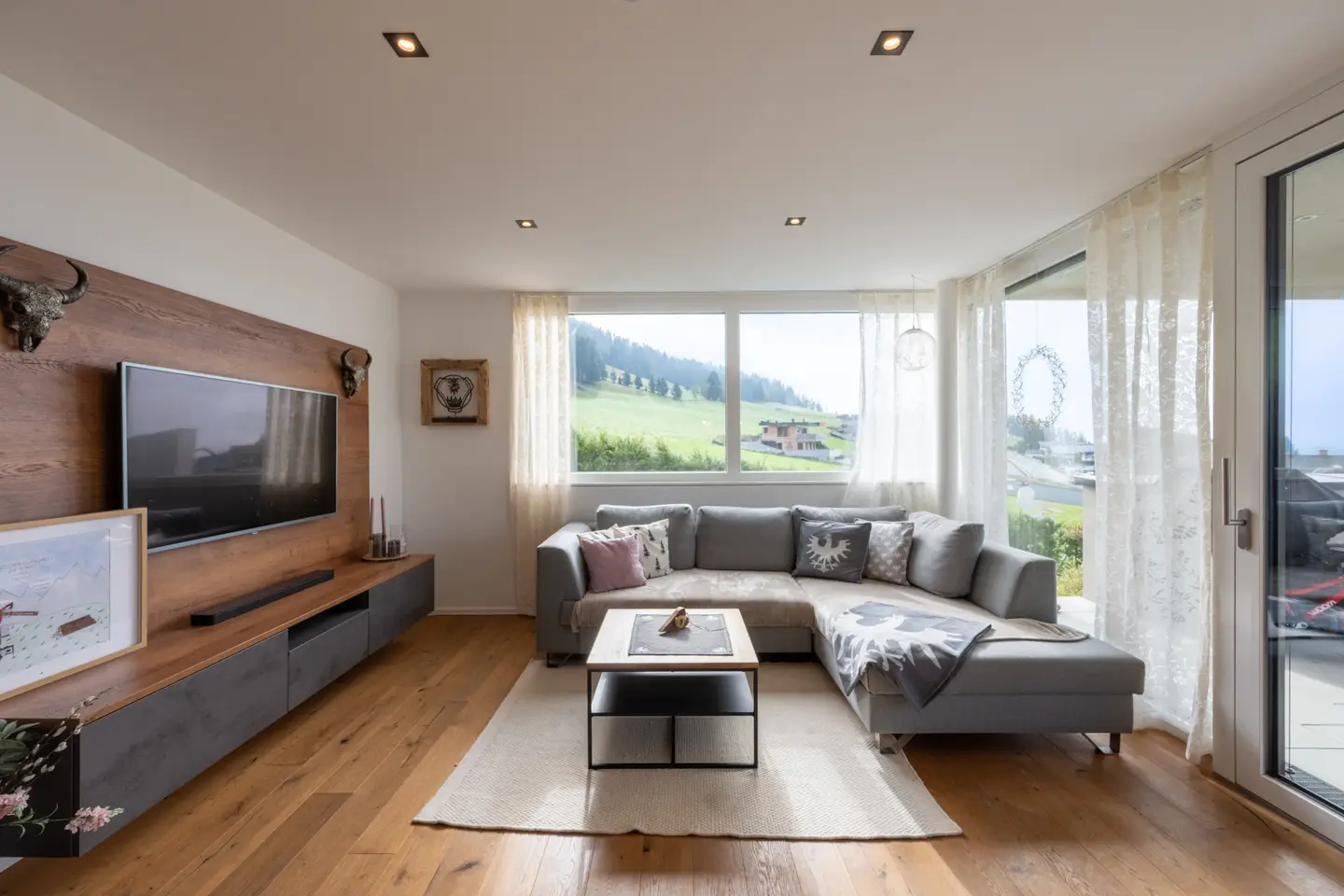 Apartment with mountain view and sunny garden