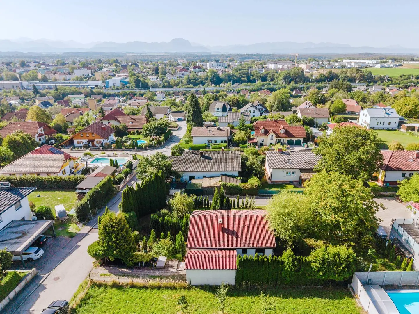 Quiet ground floor apartment with large garden and garage
