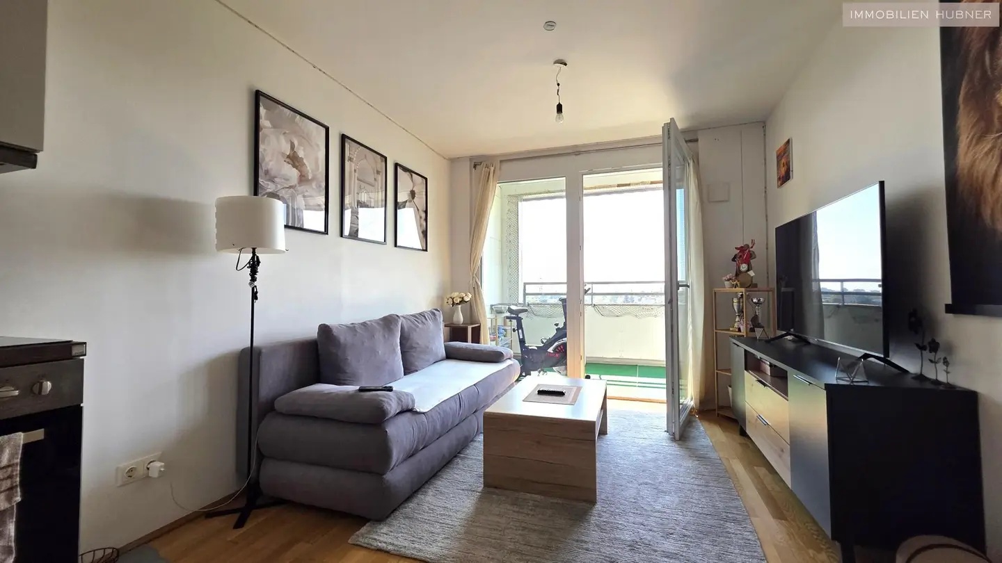 Helle Wohnung mit großer Loggia und Deckenkühlung
