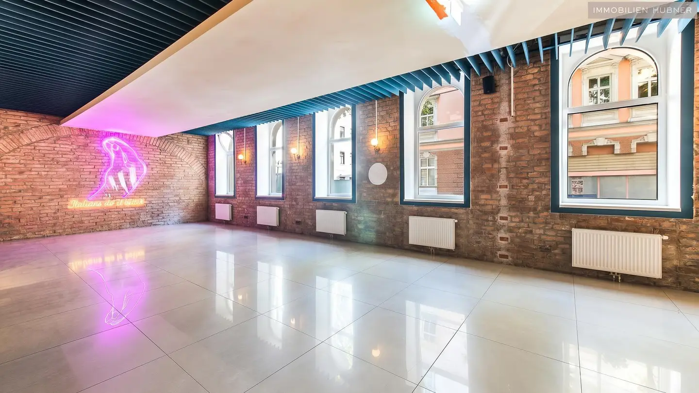 Loft apartment near U3 with excellent visibility