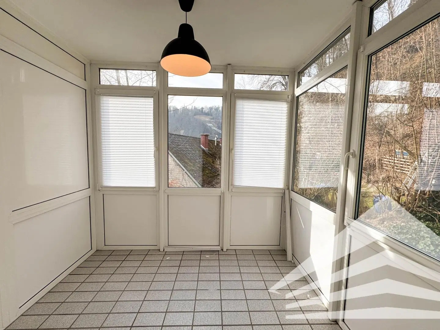 Lichtdurchflutete Wohnung mit Wintergarten und Tiefgaragenplatz