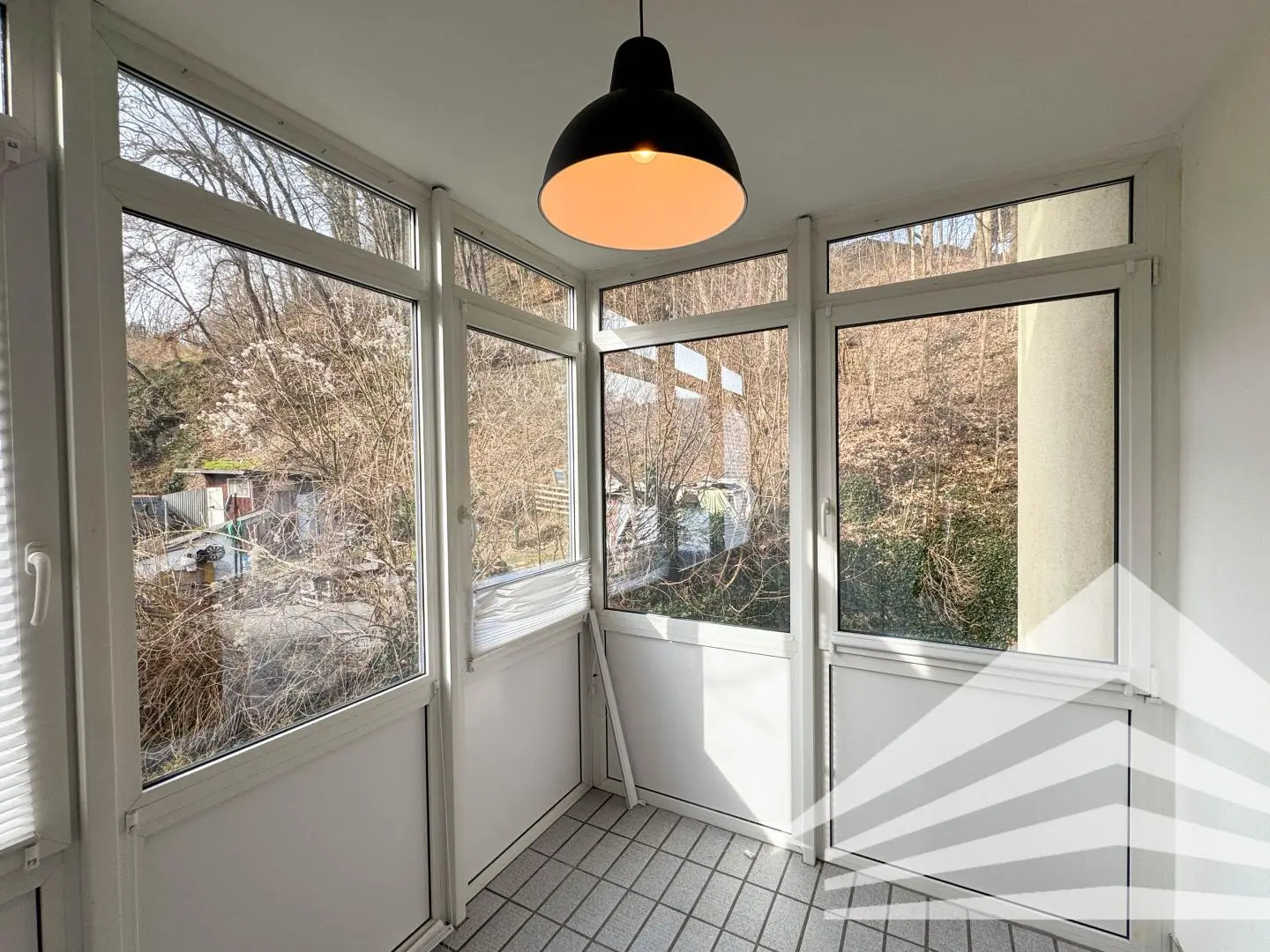 Lichtdurchflutete Wohnung mit Wintergarten und Tiefgaragenplatz