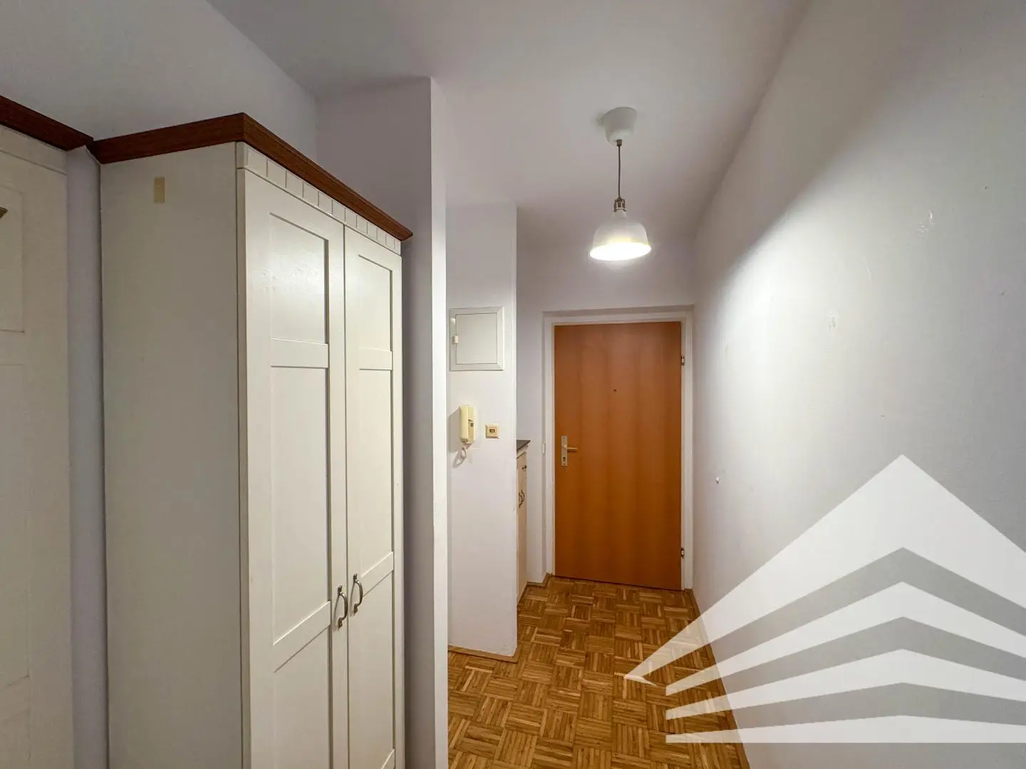 Lichtdurchflutete Wohnung mit Wintergarten und Tiefgaragenplatz