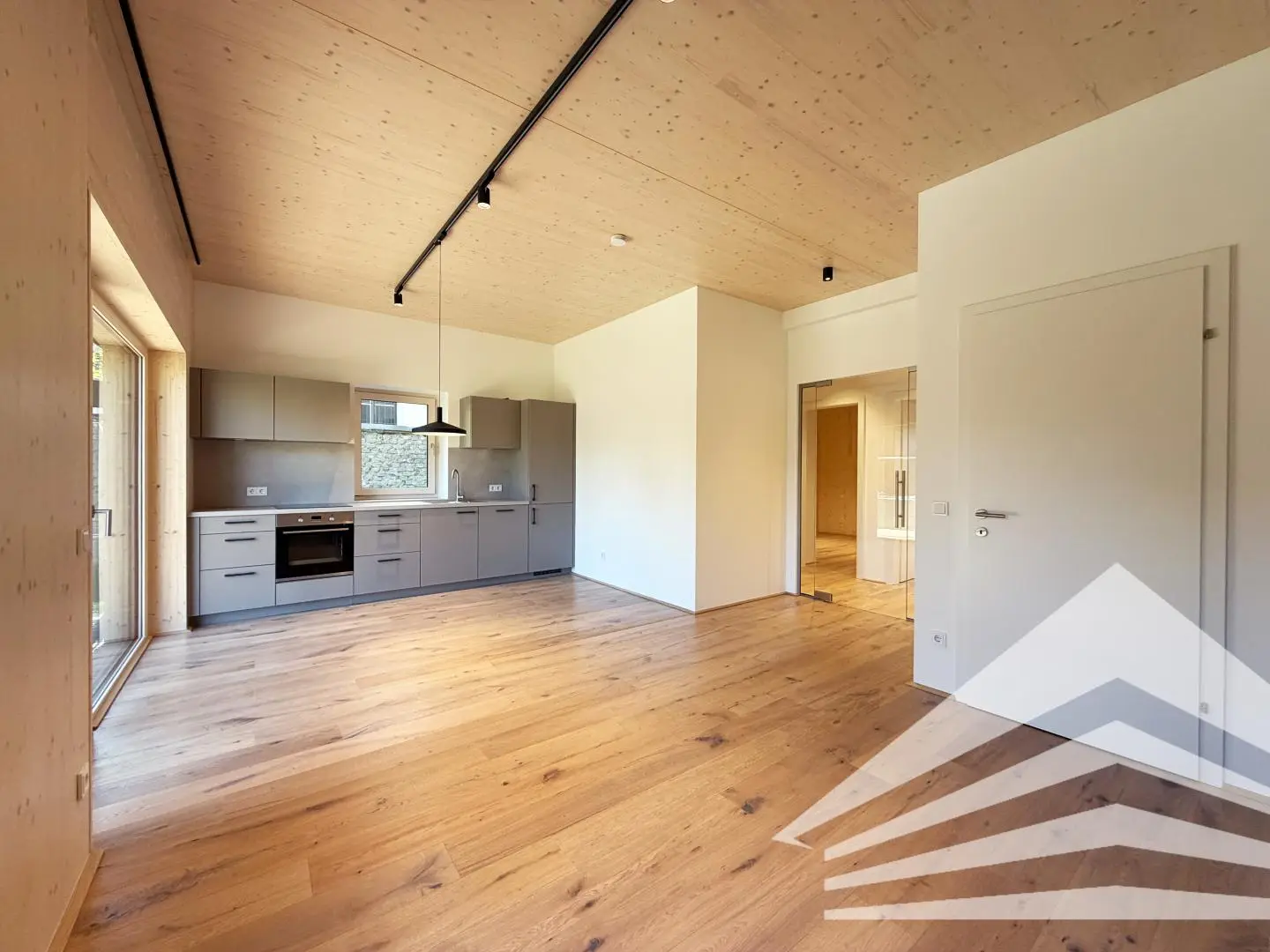 Helle Wohnung mit Privatgarten und Neubaucharme