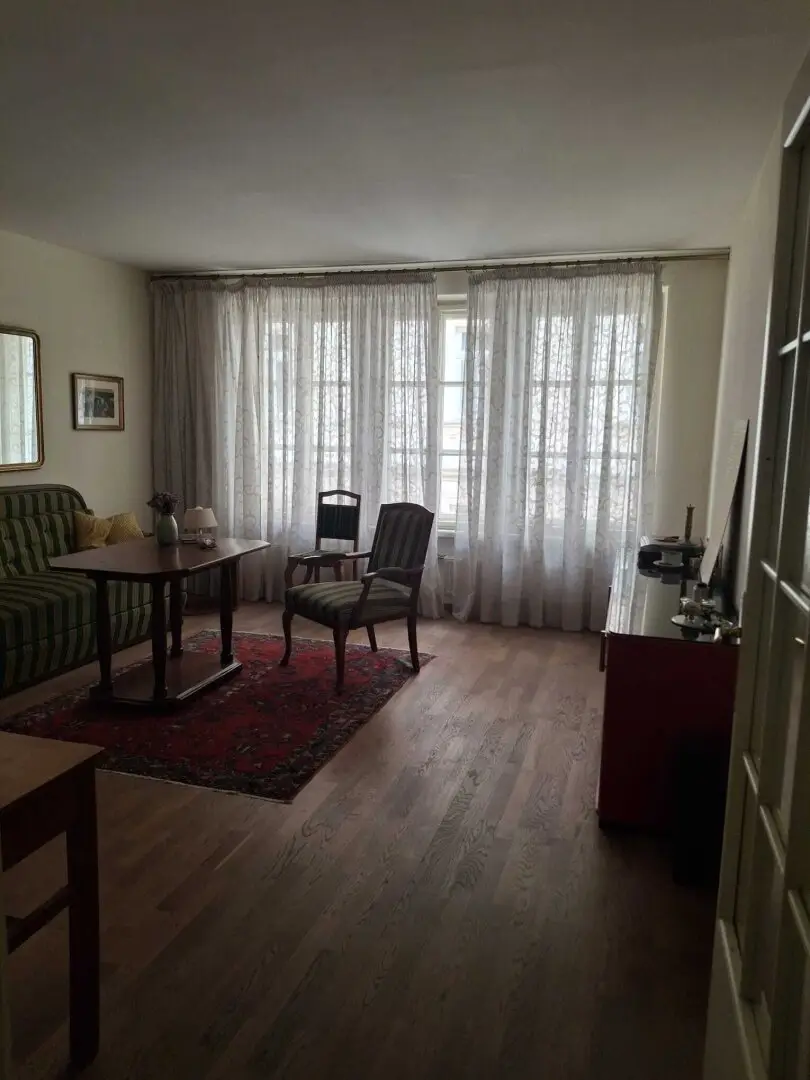 Close to Naschmarkt - great period building - lots of potential
