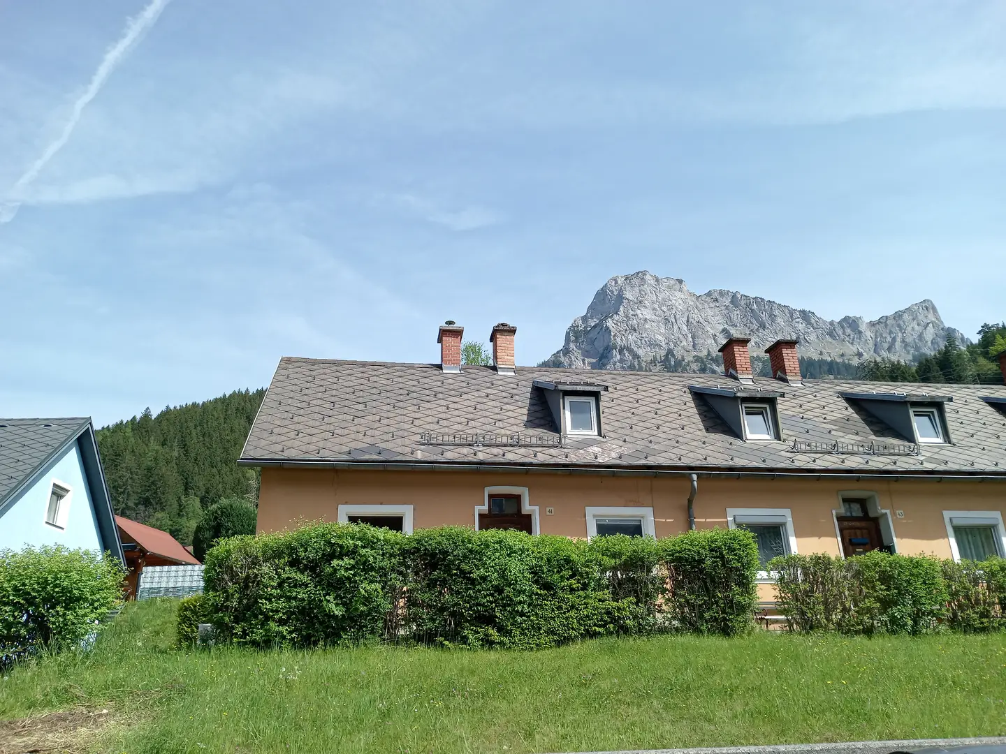 Family apartment in need of renovation with garden