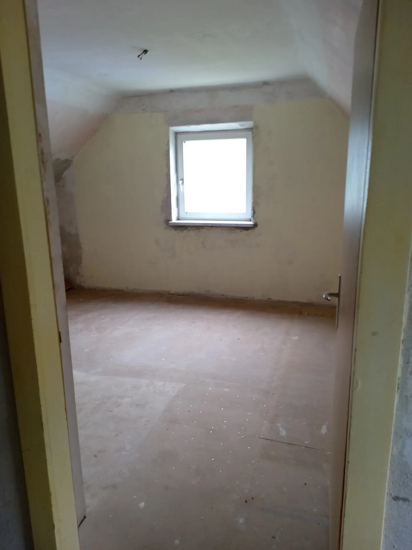 Family apartment in need of renovation with garden