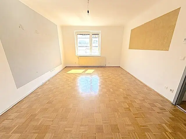 PROVISIONSFREI VOM EIGENTÜMER! UNSANIERTE 4-ZIMMER FAMILIENWOHNUNG NÄHE HANDELSKAI!