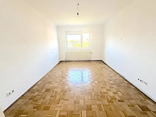 PROVISIONSFREI VOM EIGENTÜMER! UNSANIERTE 4-ZIMMER FAMILIENWOHNUNG NÄHE HANDELSKAI!