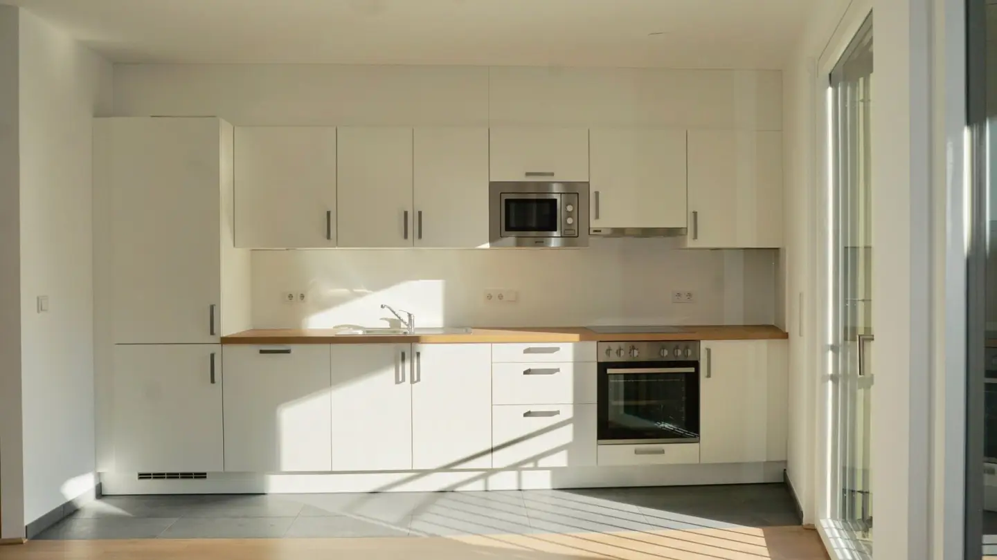 Second occupancy: Beautiful oasis of calm - courtyard-facing 4 room apartment with balcony and 2 bathrooms - directly at Hietzing subway station