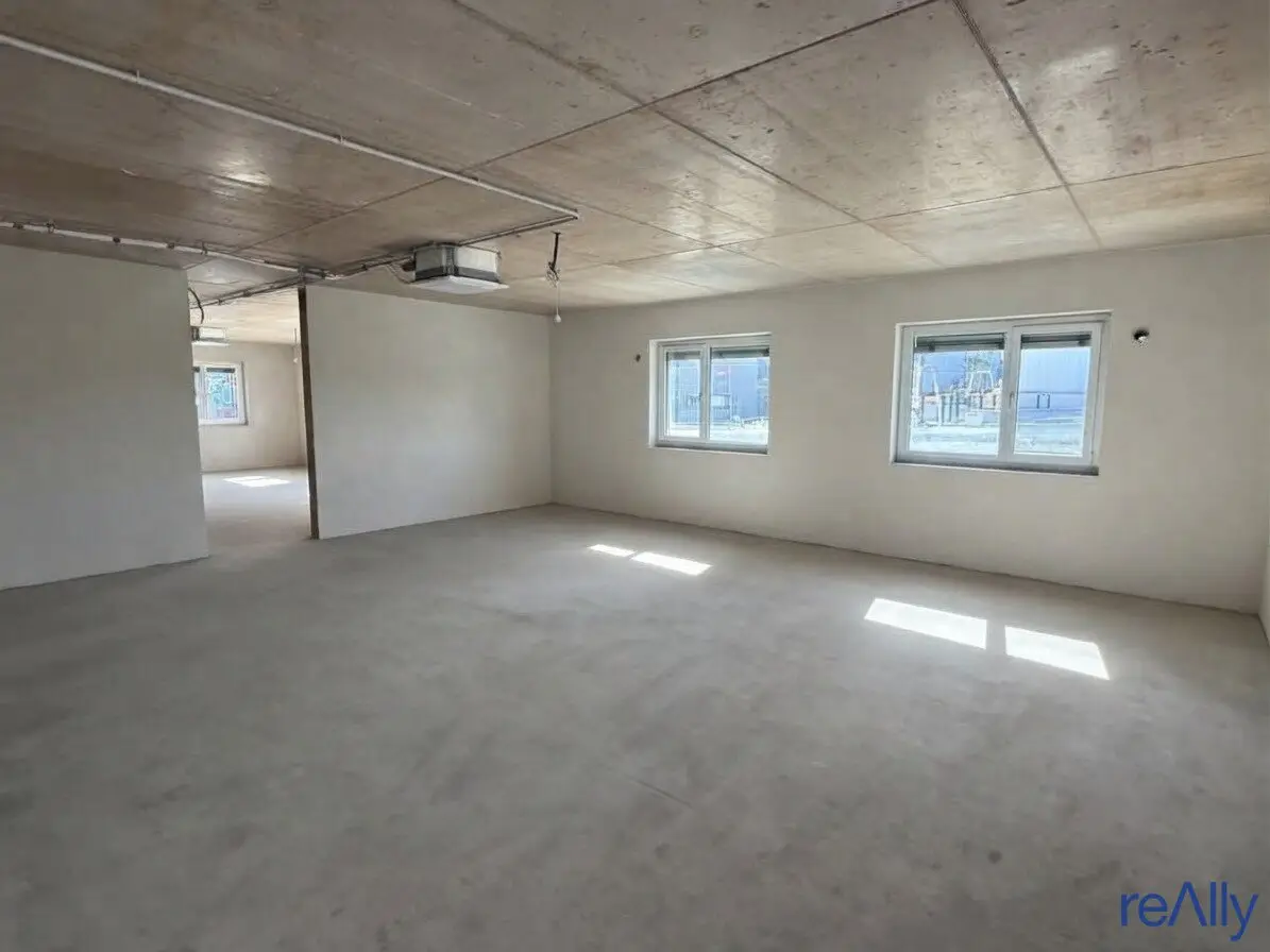 310 m² in first occupancy – Perfect commercial space for practice and medical office with private garden in Mödling