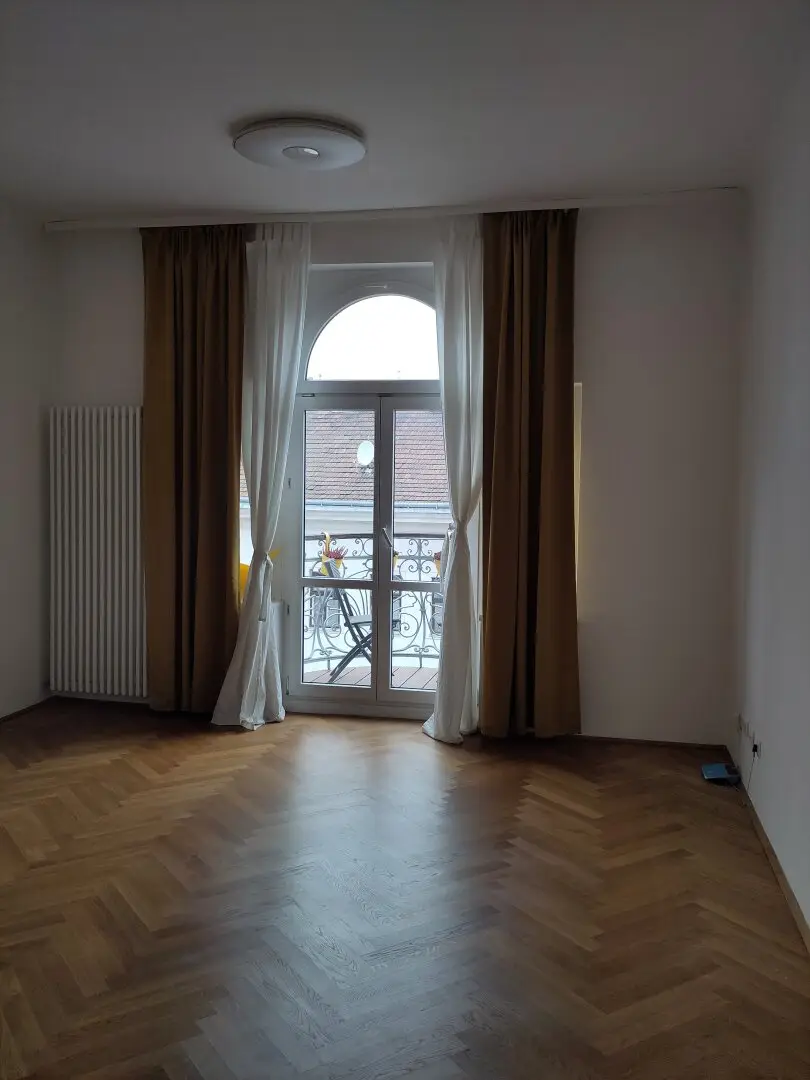 Furnished historic apartment with balcony – Open-ended