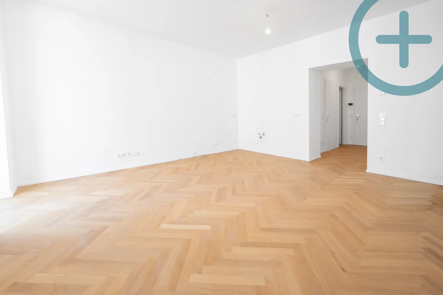 Helle Altbauwohnung mit Balkon und Fischgrätparkett